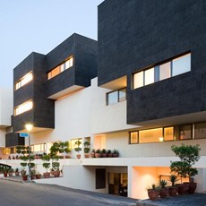  Black & White House 